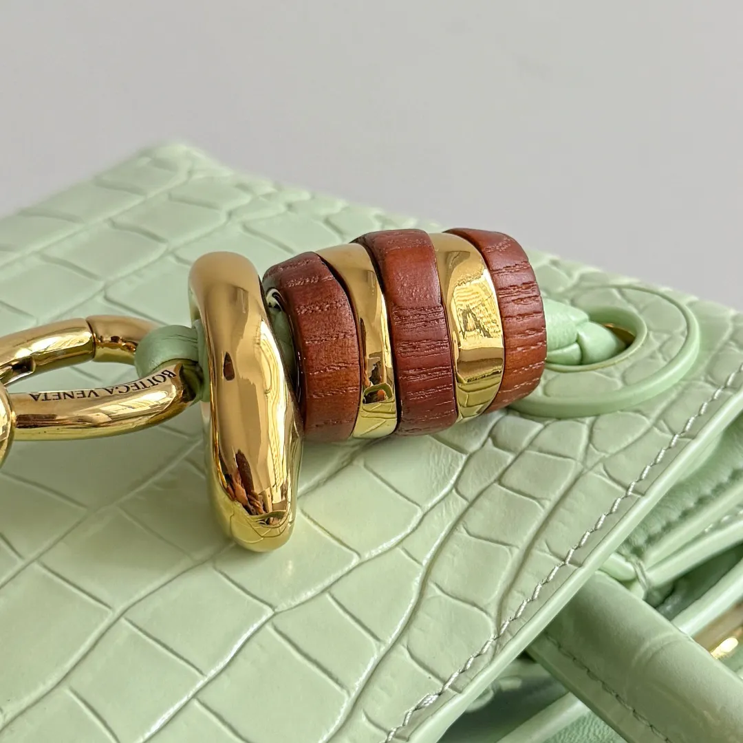 Batch 2880 BOTTEGA VENETA crocodile leather mini andiamo is paired with a four-piece oak hardware set, making the entire bag more layered. As a classic model of the BV family, each innovation brings different surprises to fans. There are three ways to carry it with different makeup. Crocodile skin is called the gold in leather and is famous for its top luxury and rarity. During use, the luster of the crocodile skin will not fade or fade with time. No matter how long it is used, it will still remain new. And because each crocodile skin is different, the effect of each crocodile leather bag is different. Style number: 777614+wood hardware Size: 22*15.5*9cm